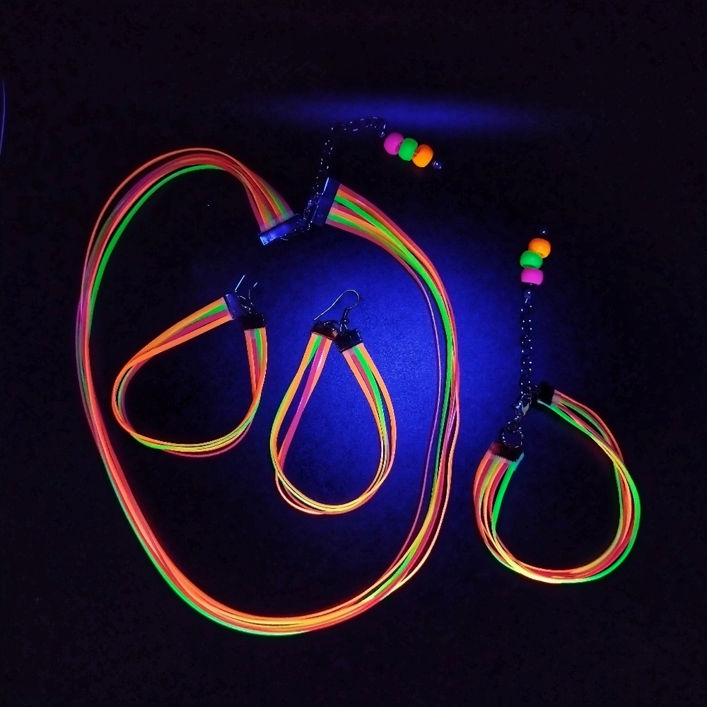 GLOW NECKLACE - Picture 8 of 11